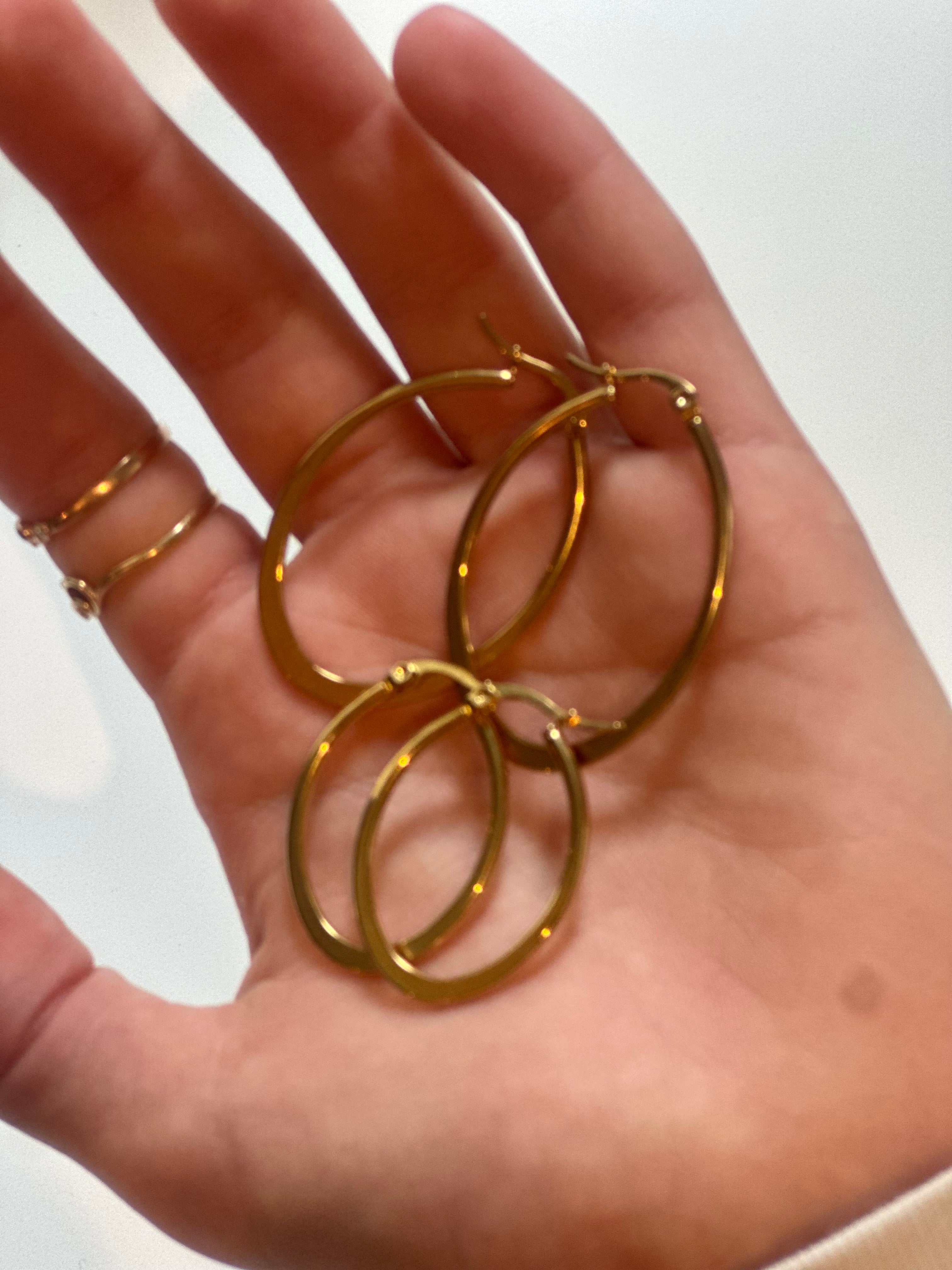 Hoop small earrings: Effortless Elegance in 18k Gold